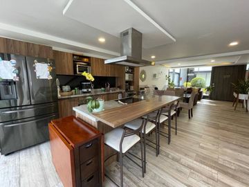 En venta casa con patio en conjunto privado. Sector Tumbaco