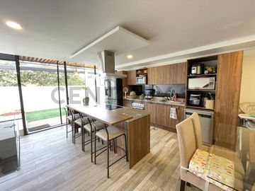 En venta casa con patio en conjunto privado. Sector Tumbaco