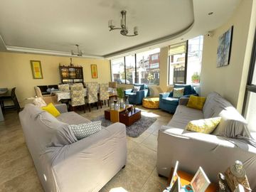 En venta casa con patio. Sector Jipijapa