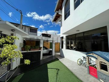 En venta casa con patio. Sector Jipijapa