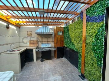 En venta casa con patio. Sector Jipijapa