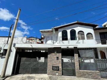 En venta casa con patio. Sector Jipijapa