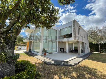 En venta casa con terreno. Sector Nayón