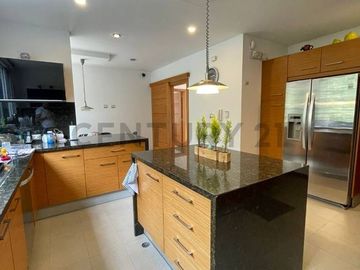 En venta casa con terreno. Sector Nayón