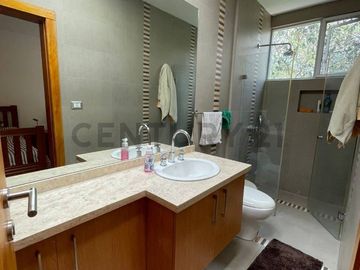 En venta casa con terreno. Sector Nayón