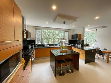 En venta casa con terreno. Sector Nayón