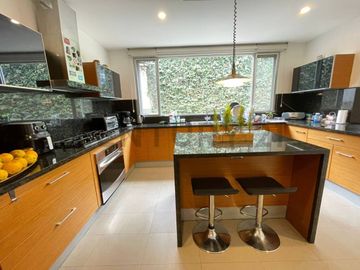 En venta casa con terreno. Sector Nayón
