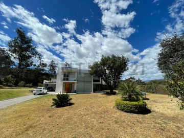 En venta casa con terreno. Sector Nayón