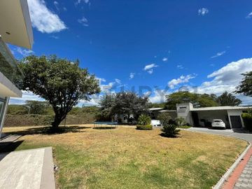 En venta casa con terreno. Sector Nayón