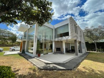 En venta casa con terreno. Sector Nayón
