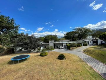 En venta casa con terreno. Sector Nayón