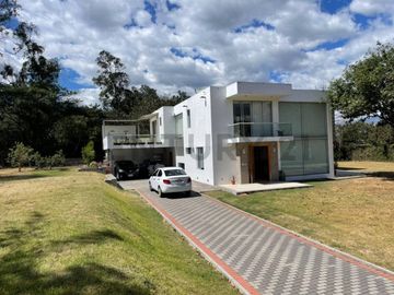 En venta casa con terreno. Sector Nayón