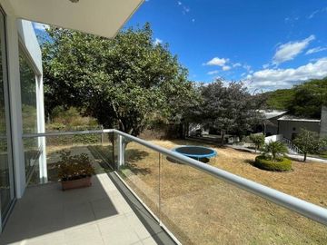 En venta casa con terreno. Sector Nayón