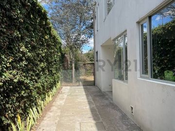 En venta casa con terreno. Sector Nayón