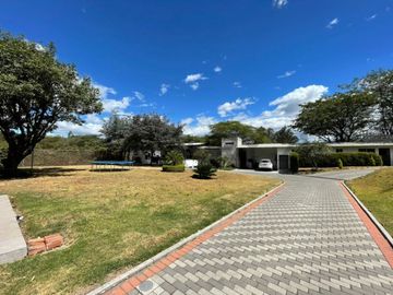 En venta casa con terreno. Sector Nayón