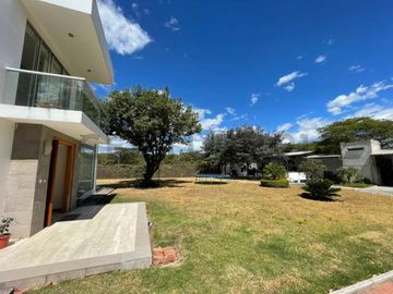 En venta casa con terreno. Sector Nayón