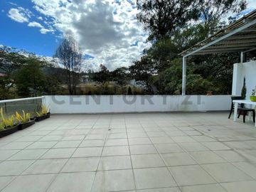 En venta casa con terreno. Sector Nayón