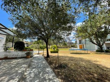 En venta casa con terreno. Sector Nayón