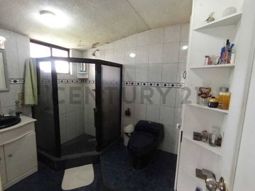 Venta de terreno 2.463 m² con casa de 200 m²