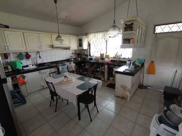 Venta de terreno 2.463 m² con casa de 200 m²