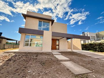 Casa a Estrenar en B° Privado 