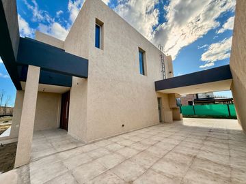 Casa a Estrenar en B° Privado 