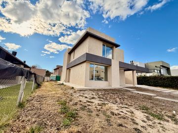 Casa a Estrenar en B° Privado 
