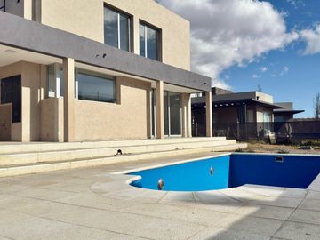 Casa a Estrenar en B° Privado 