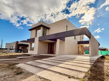 Casa a Estrenar en B° Privado 