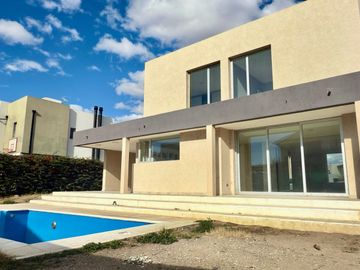 Casa a Estrenar en B° Privado 