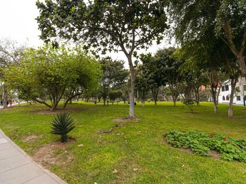 Venta de moderno tríplex en Santa Catalina –  límite con San Borja