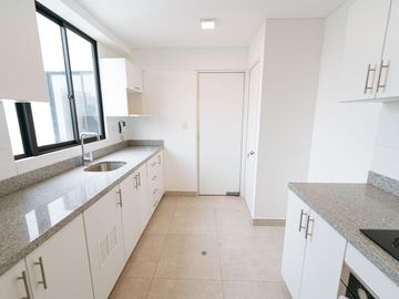 Venta de moderno tríplex en Santa Catalina –  límite con San Borja