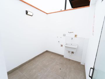 Venta de moderno tríplex en Santa Catalina –  límite con San Borja