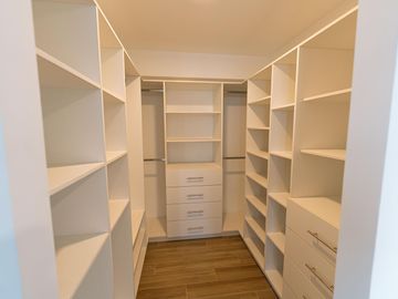 Venta de moderno tríplex en Santa Catalina –  límite con San Borja