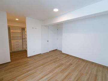 Venta de moderno tríplex en Santa Catalina –  límite con San Borja
