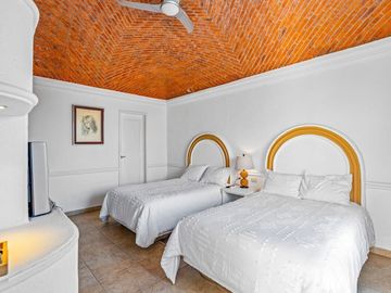 En Venta Casa en San Miguel: Con Casa de Huéspedes y Piscina