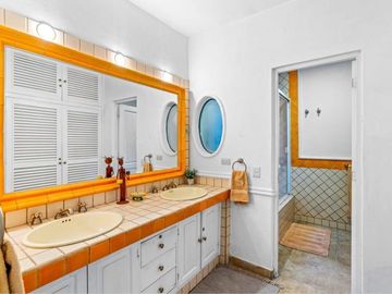 En Venta Casa en San Miguel: Con Casa de Huéspedes y Piscina