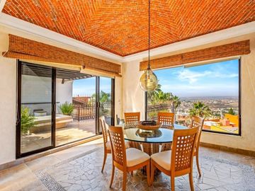 En Venta Casa en San Miguel: Con Casa de Huéspedes y Piscina