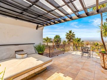 En Venta Casa en San Miguel: Con Casa de Huéspedes y Piscina
