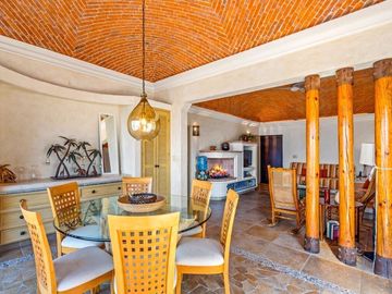 En Venta Casa en San Miguel: Con Casa de Huéspedes y Piscina