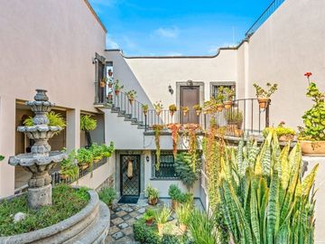 En Venta Casa en San Miguel: Con Casa de Huéspedes y Piscina