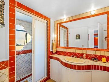 En Venta Casa en San Miguel: Con Casa de Huéspedes y Piscina