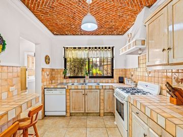 En Venta Casa en San Miguel: Con Casa de Huéspedes y Piscina