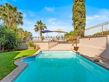 En Venta Casa en San Miguel: Con Casa de Huéspedes y Piscina