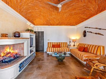 En Venta Casa en San Miguel: Con Casa de Huéspedes y Piscina