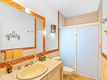 En Venta Casa en San Miguel: Con Casa de Huéspedes y Piscina