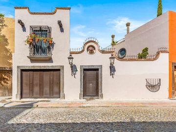 En Venta Casa en San Miguel: Con Casa de Huéspedes y Piscina