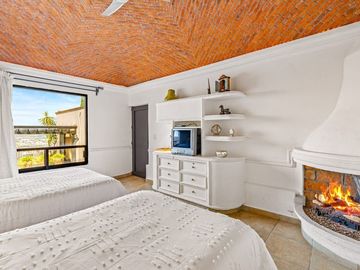 En Venta Casa en San Miguel: Con Casa de Huéspedes y Piscina