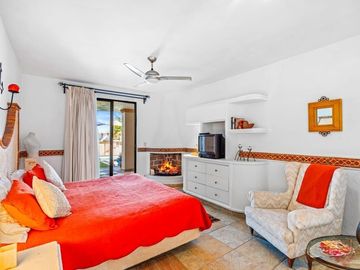 En Venta Casa en San Miguel: Con Casa de Huéspedes y Piscina