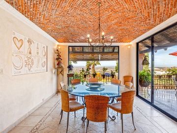 En Venta Casa en San Miguel: Con Casa de Huéspedes y Piscina